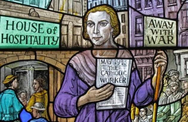 '가톨릭일꾼'의 공동 창립자 인 도로시 데이는 뉴욕 스태튼 아일랜드 자치구에 있는 루르드 성모 성당의 스테인드 글라스 창에 그려져 있다.