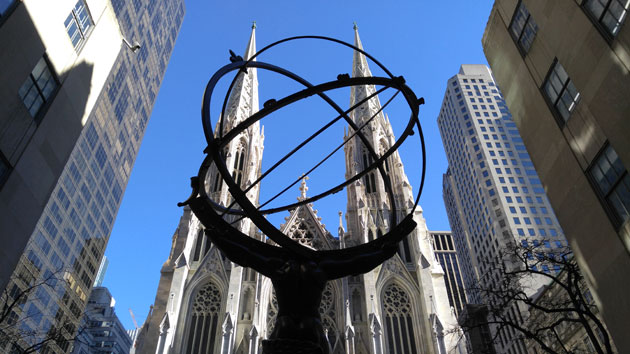미국 뉴욕 맨해튼 한가운데 있는 록펠러 재단의 동상과 성 패트릭대성당. (사진=한상봉)