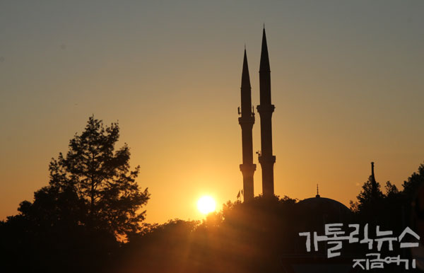 이스탄불의 아침 햇살이 모스크 첨탑을 비추고 있다. 이미 6백년 전에 무슬림이 장악한 비잔틴 제국의 신령한 아우라가 느껴졌다. (사진=한상봉)