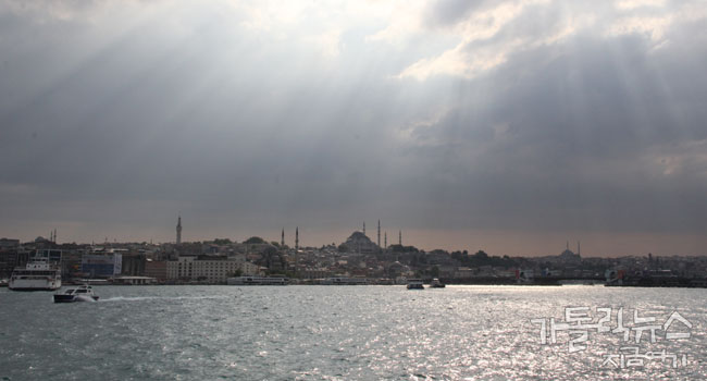아시아 하이웨이의 끝점인 터키의 이스탄불에 있는 보스포러스 해협은 유럽과 아시아를 나누는 분기점이다. (이하 사진=한상봉)