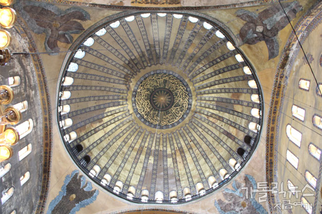 중앙 돔과 그 주변의 가브리엘 천사. 중앙 돔 주변에는 40개의 광창을 두었다.