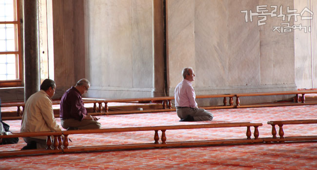 블루 모스크 내부에는 거대한 샹들리에가 달려 있고, 그 아래 엄청난 숫자의 관광객들이 모여 있다.