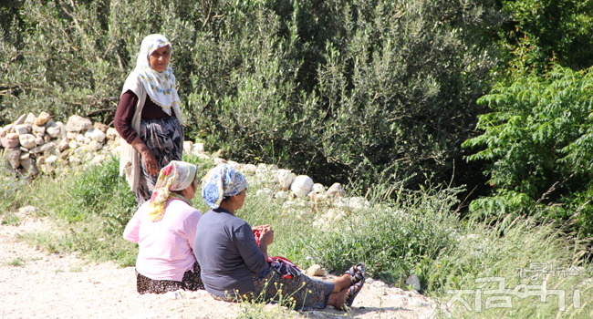 성 베드로 동굴 성당 아래 기슭에서 쉬고 있는 터키 여인들 (사진=한상봉)